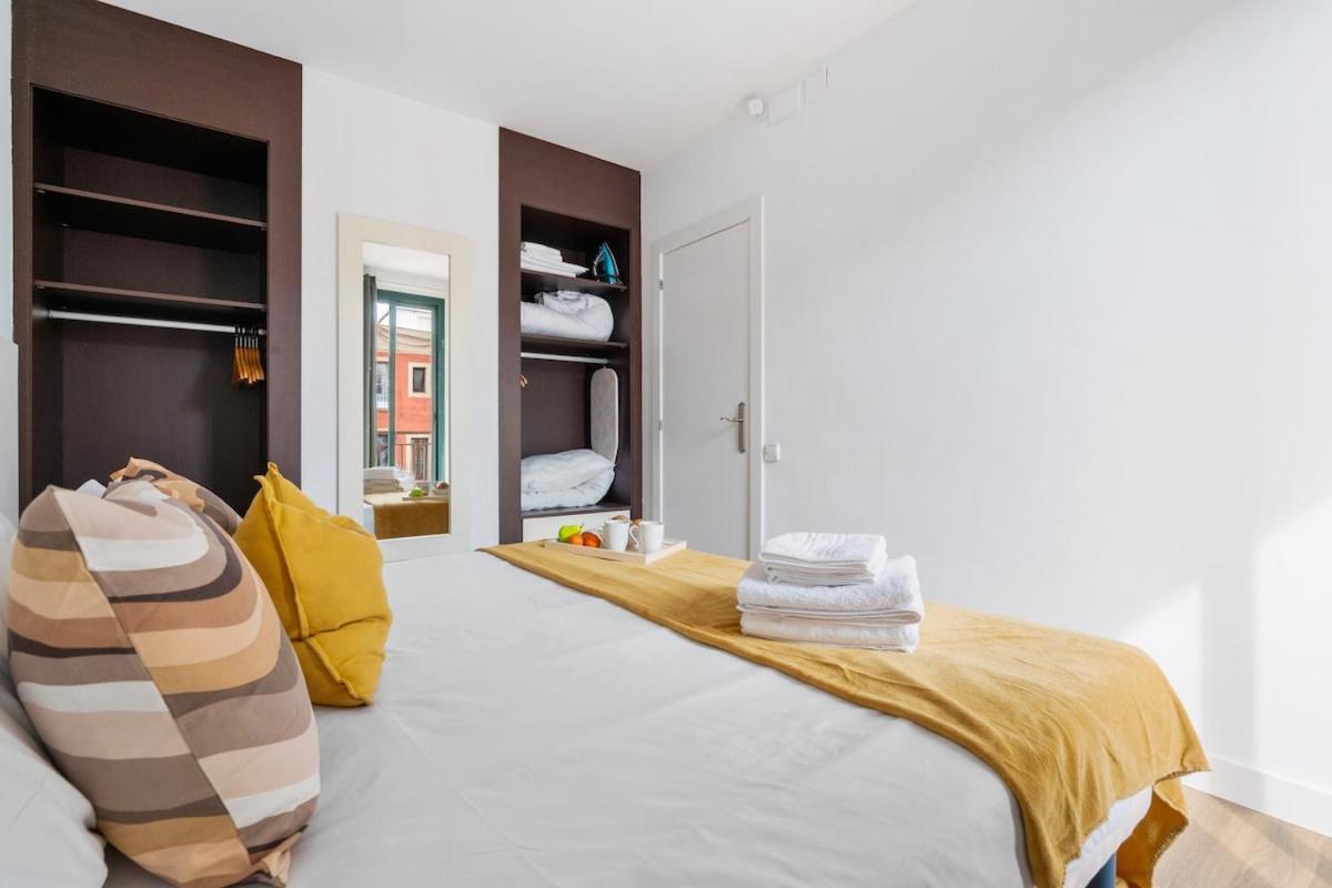 Lodging Apartments Liceu G1 Barcelona Luaran gambar